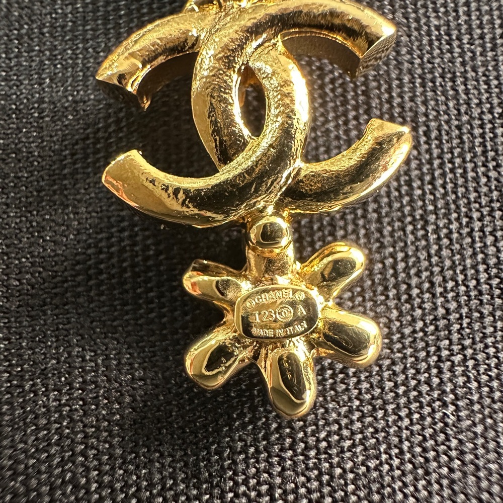 ❌ SOLD ❌ Chanel Drop Gold Earrings CC Logo and Floral Design - Picture 4 of 6